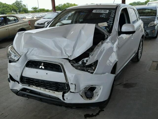 4A4AP3AU4DE010616 - 2013 MITSUBISHI OUTLANDER WHITE photo 2