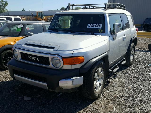 JTEZU11F38K001451 - 2008 TOYOTA FJ CRUISER SILVER photo 2