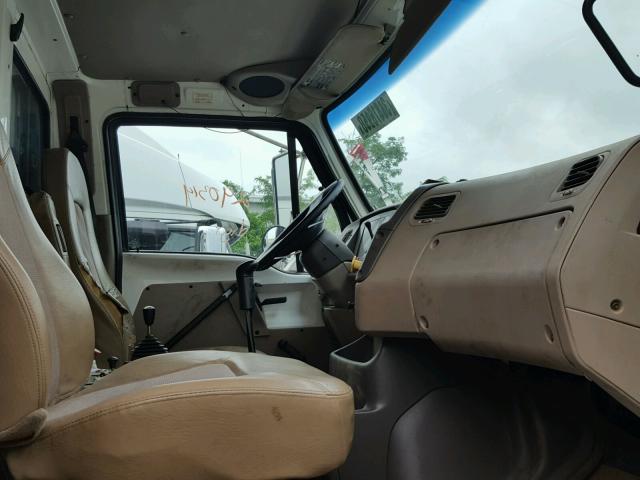 2FZHAWDA66AV47652 - 2006 STERLING TRUCK LT 8500 WHITE photo 5