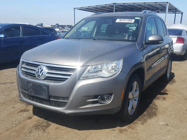 WVGBV7AX0AW521048 - 2010 VOLKSWAGEN TIGUAN SE GRAY photo 2