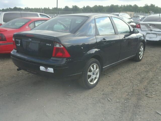 1FAFP34N25W151641 - 2005 FORD FOCUS ZX4 BLACK photo 4