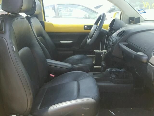 3VWPG3AG9AM015387 - 2010 VOLKSWAGEN NEW BEETLE 黄色 照片 5