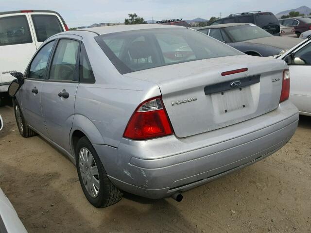 1FAHP34N46W136665 - 2006 FORD FOCUS ZX4 SILVER photo 3