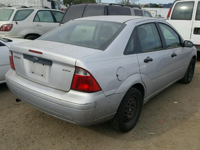 1FAHP34N46W136665 - 2006 FORD FOCUS ZX4 SILVER photo 4