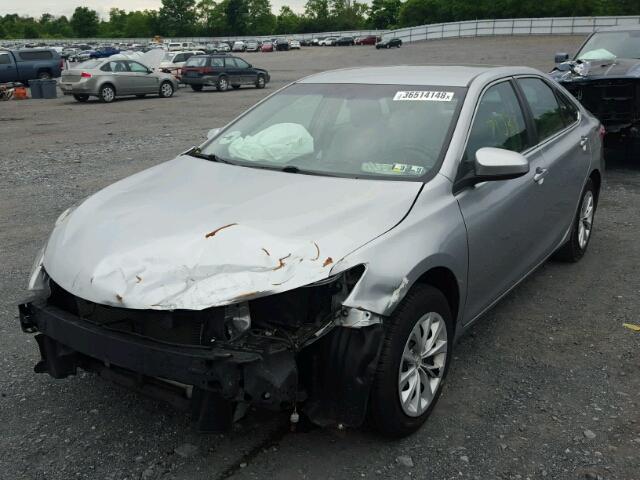4T4BF1FK8FR480846 - 2015 TOYOTA CAMRY LE SILVER photo 2