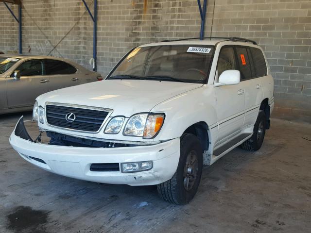 JTJHT00W623519521 - 2002 LEXUS LX 470 WHITE photo 2