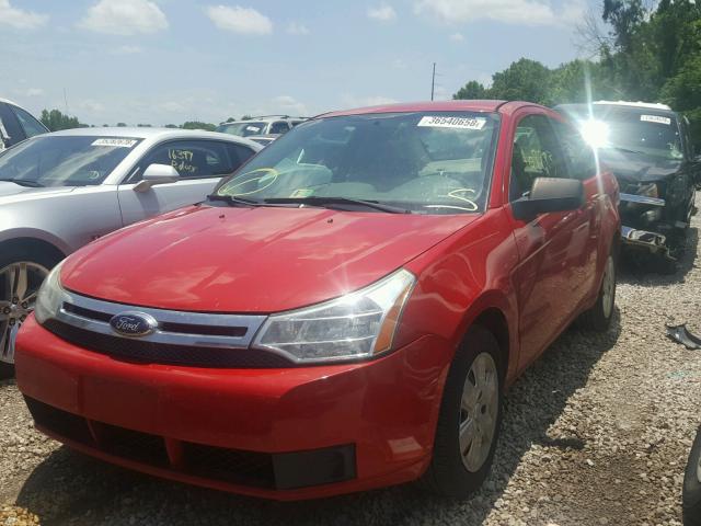 1FAHP32N28W256020 - 2008 FORD FOCUS S/SE RED photo 2