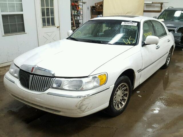 1LNHM82W2YY934144 - 2000 LINCOLN TOWN CAR WHITE photo 2