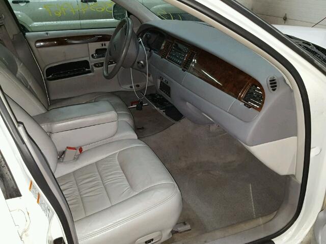 1LNHM82W2YY934144 - 2000 LINCOLN TOWN CAR WHITE photo 5