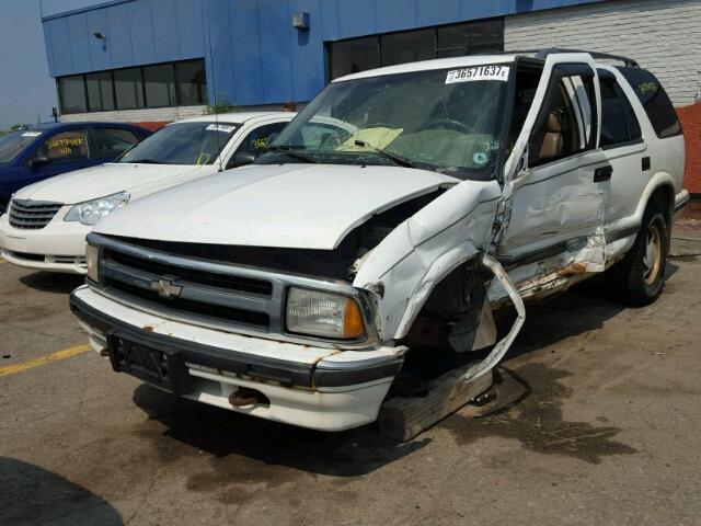 1GNDT13W0T2275172 - 1996 CHEVROLET BLAZER WHITE photo 2