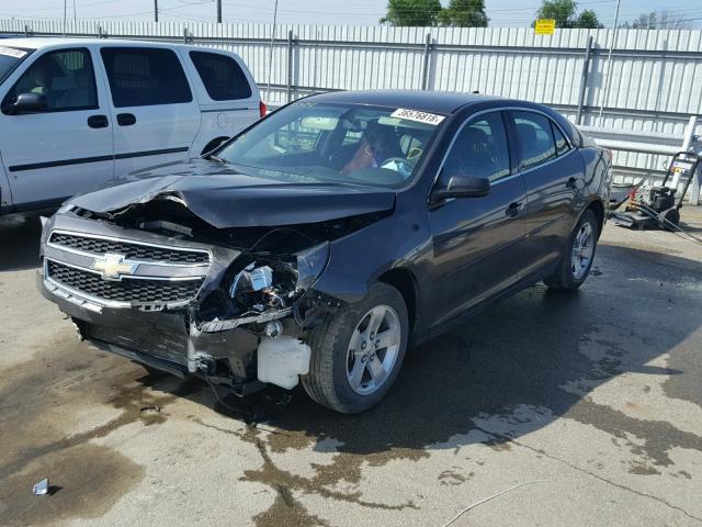 1G11B5SA5DF228282 - 2013 CHEVROLET MALIBU LS ნაცრისფერი ფოტო 2