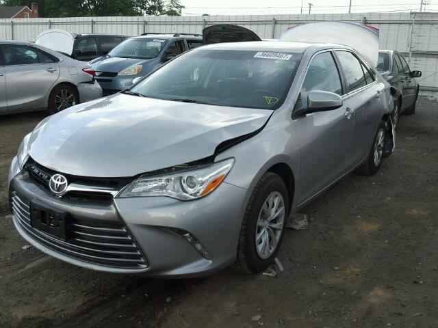 4T1BF1FK4HU686386 - 2017 TOYOTA CAMRY LE ვერცხლისფერი ფოტო 2