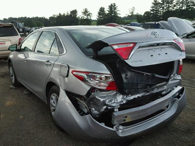 4T1BF1FK4HU686386 - 2017 TOYOTA CAMRY LE ვერცხლისფერი ფოტო 3