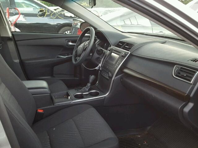 4T1BF1FK4HU686386 - 2017 TOYOTA CAMRY LE ვერცხლისფერი ფოტო 5