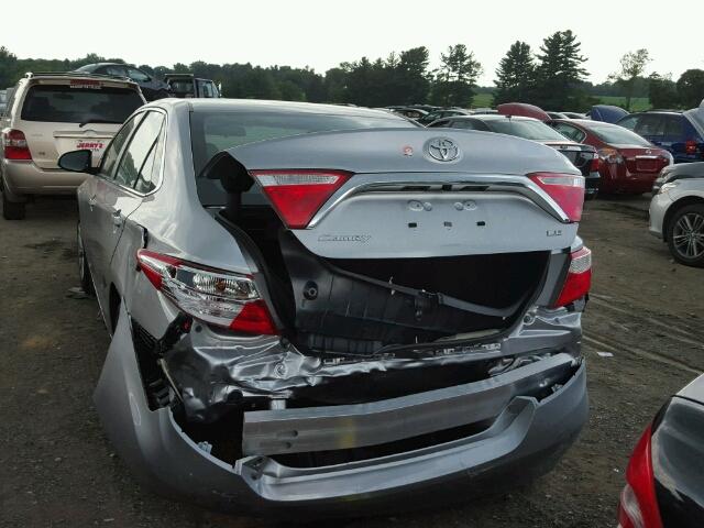 4T1BF1FK4HU686386 - 2017 TOYOTA CAMRY LE ვერცხლისფერი ფოტო 9