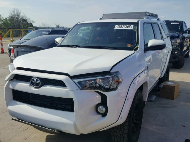 JTEBU5JR0H5418365 - 2017 TOYOTA 4RUNNER SR WHITE photo 2