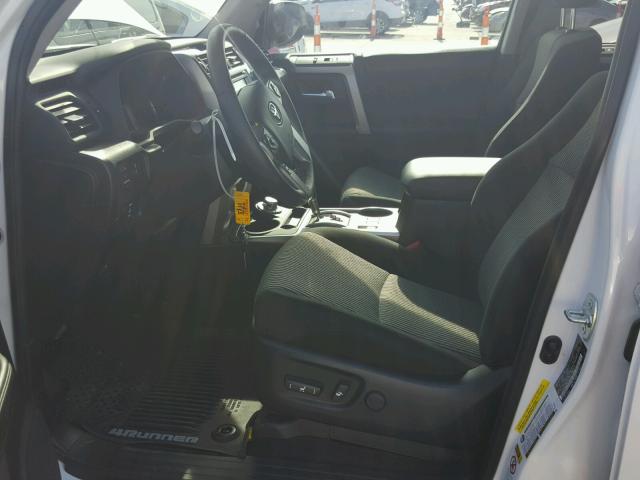JTEBU5JR0H5418365 - 2017 TOYOTA 4RUNNER SR WHITE photo 5