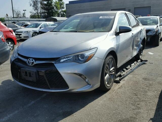 4T1BF1FK6FU957249 - 2015 TOYOTA CAMRY LE ვერცხლისფერი ფოტო 2