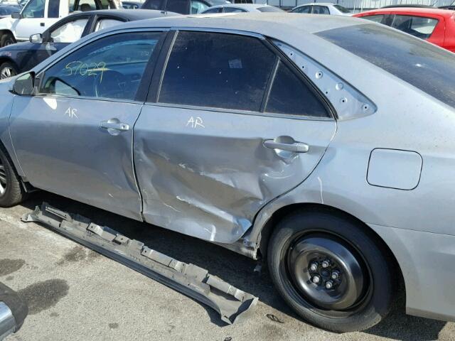 4T1BF1FK6FU957249 - 2015 TOYOTA CAMRY LE ვერცხლისფერი ფოტო 9