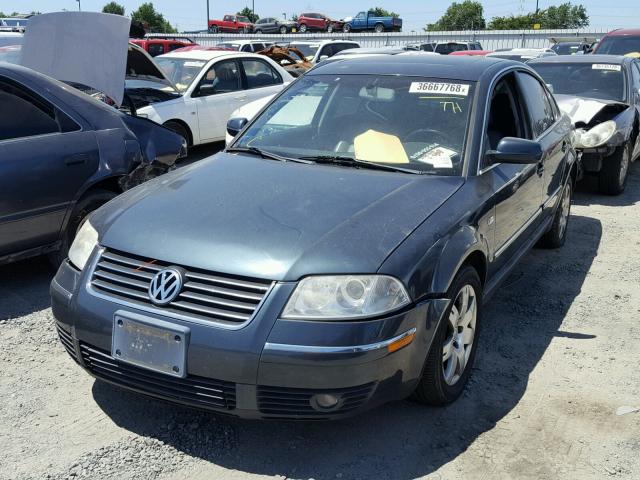 WVWRH63B21P102229 - 2001 VOLKSWAGEN PASSAT GLX BLUE photo 2
