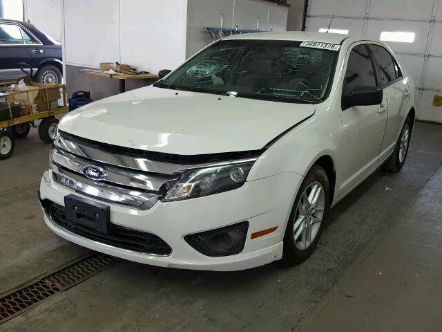 3FAHP0GA1CR333718 - 2012 FORD FUSION S WHITE photo 2