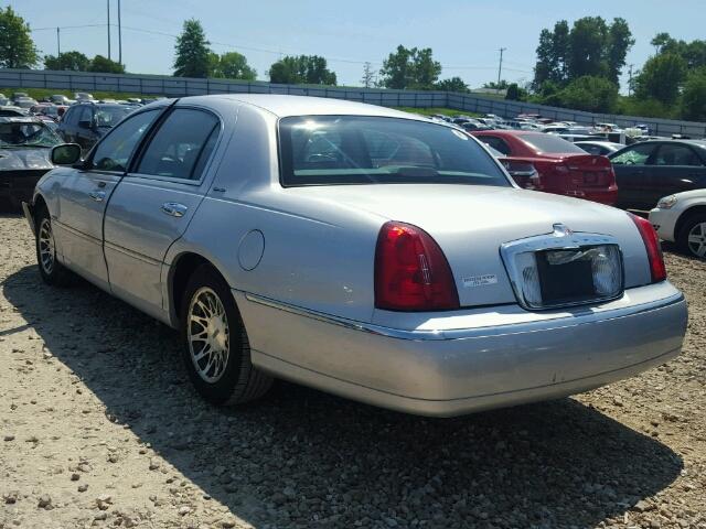 1LNHM82W61Y740156 - 2001 LINCOLN TOWN CAR S SILVER photo 3