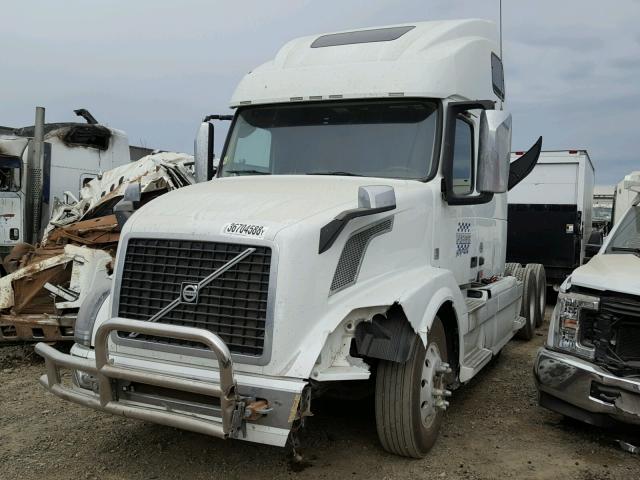 4V4NC9EH3GN947552 - 2016 VOLVO VN VNL WHITE photo 2