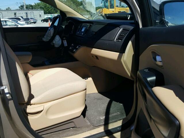 KNDMB5C1XG6175845 - 2016 KIA SEDONA LX TAN photo 5