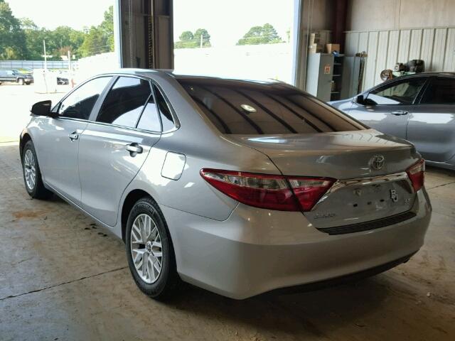 4T4BF1FK3GR568575 - 2016 TOYOTA CAMRY LE 银色 照片 3