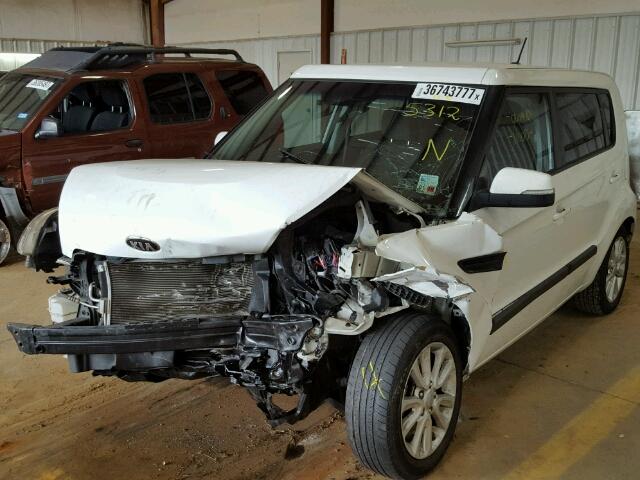 KNDJT2A68D7535312 - 2013 KIA SOUL WHITE photo 2