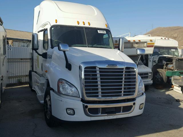3AKJGLD5XFSGD6757 - 2015 FREIGHTLINER CASCADIA 1 WHITE photo 1