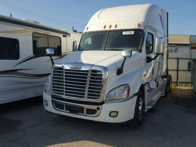 3AKJGLD5XFSGD6757 - 2015 FREIGHTLINER CASCADIA 1 WHITE photo 2