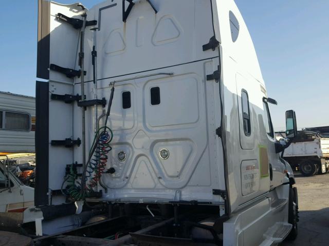 3AKJGLD5XFSGD6757 - 2015 FREIGHTLINER CASCADIA 1 WHITE photo 4
