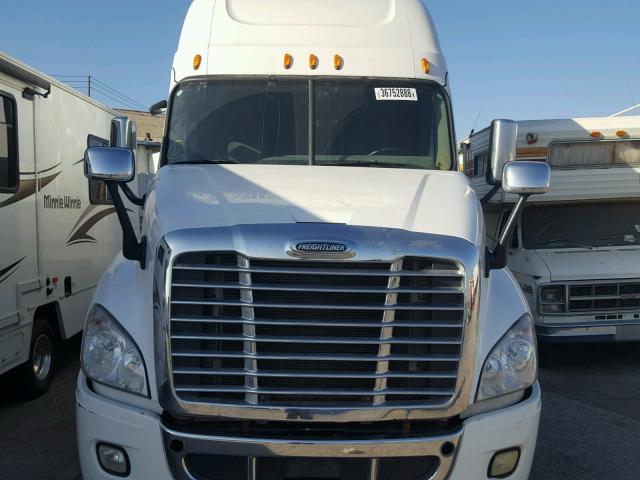 3AKJGLD5XFSGD6757 - 2015 FREIGHTLINER CASCADIA 1 WHITE photo 9
