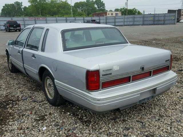 1LNLM82W9VY642318 - 1997 LINCOLN TOWN CAR S SILVER photo 3