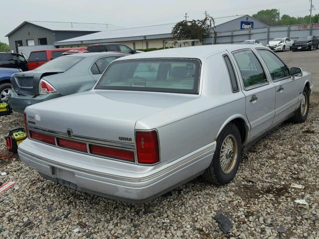 1LNLM82W9VY642318 - 1997 LINCOLN TOWN CAR S SILVER photo 4