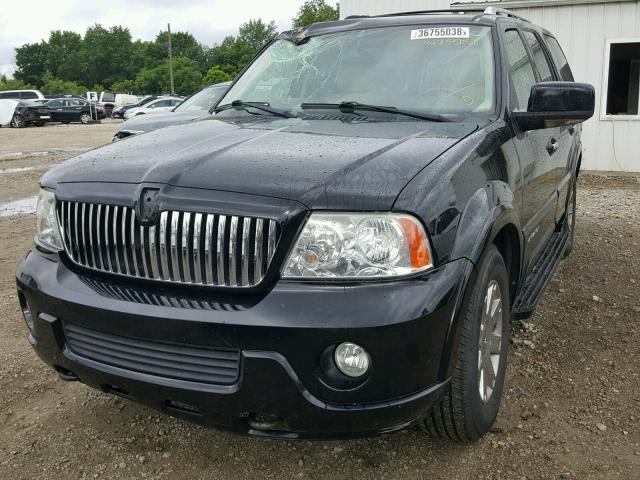 5LMFU28RX4LJ40275 - 2004 LINCOLN NAVIGATOR BLACK photo 2
