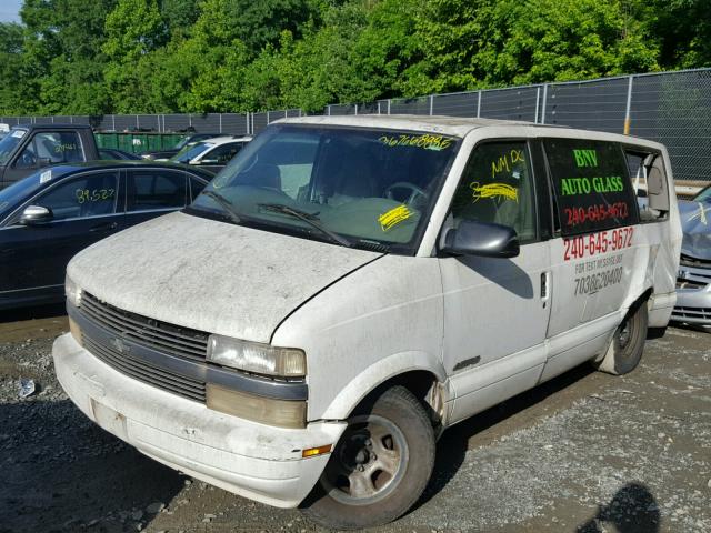 1GNDM19W9WB206215 - 1998 CHEVROLET ASTRO WHITE photo 2