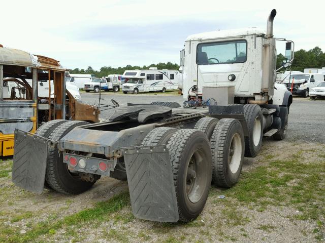 1M1AG11Y75M023334 - 2005 MACK 700 CV700 WHITE photo 4