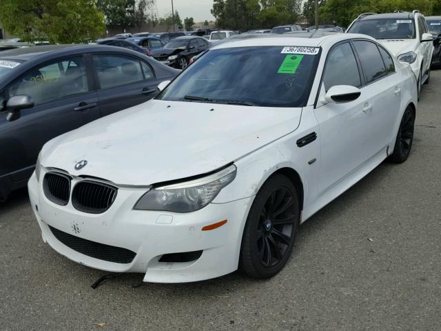 WBSNB93528CX10547 - 2008 BMW M5 WHITE photo 2