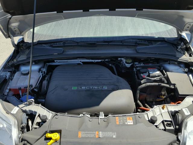 1FAHP3R42CL411589 - 2012 FORD FOCUS BEV SILVER photo 7