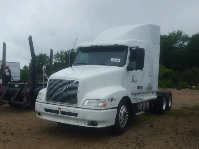 4V4ND1RH0YN797006 - 2000 VOLVO VN WHITE photo 2