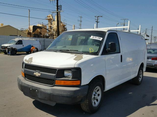 1GCFG15X091159240 - 2009 CHEVROLET EXPRESS G1 WHITE photo 2