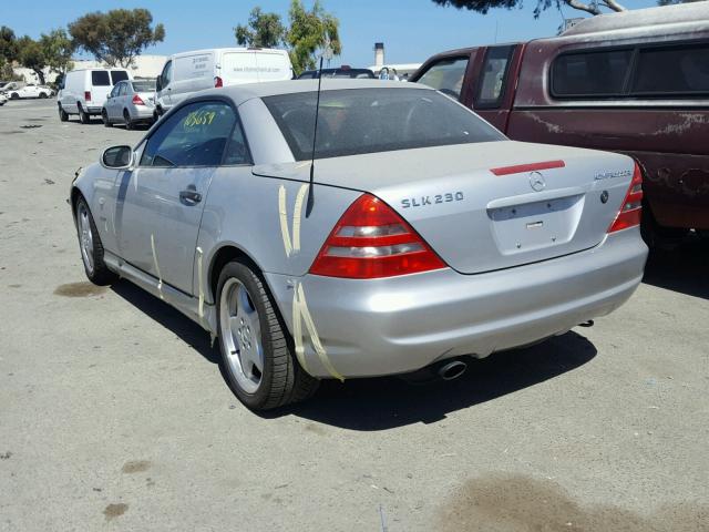 WDBKK47FXYF151987 - 2000 MERCEDES-BENZ SLK 230 KO SILVER photo 3