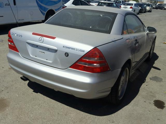 WDBKK47FXYF151987 - 2000 MERCEDES-BENZ SLK 230 KO SILVER photo 4