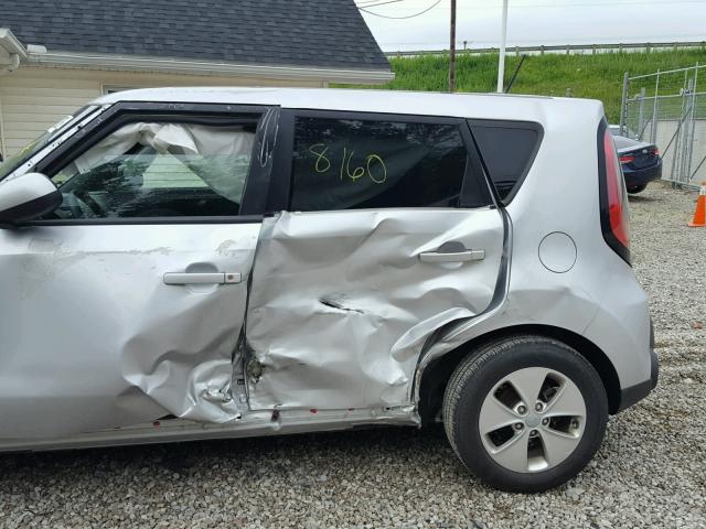 KNDJN2A28G7868394 - 2016 KIA SOUL SILVER photo 9