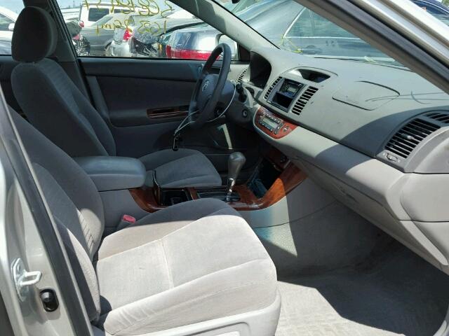 4T1BE32K55U966821 - 2005 TOYOTA CAMRY LE 银色 照片 5