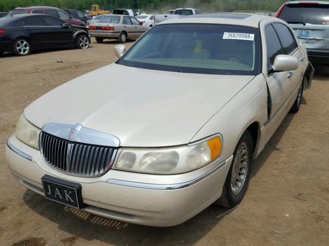 1LNHM83W61Y723243 - 2001 LINCOLN TOWN CAR C CREAM photo 2