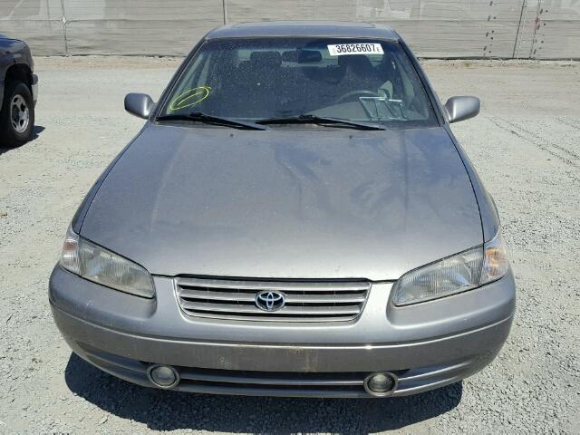 4T1BF28KXXU080852 - 1999 TOYOTA CAMRY LE GRAY photo 9