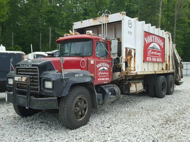 1M2P271CX1M059816 - 2001 MACK 600 RD600 RED photo 2